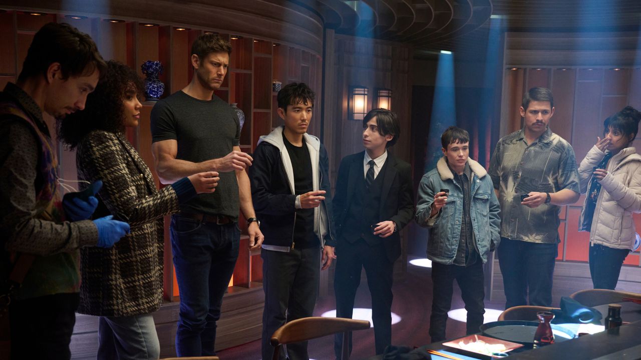 Robert Sheehan as Klaus Hargreeves, Emmy Raver-Lampman as Allison Hargreeves, Tom Hopper as Luther Hargreeves, Justin H. Min as Ben Hargreeves, Aidan Gallagher as Number Five, Elliot Page as Viktor Hargreeves, David Castañeda as Diego Hargreeves, Ritu Arya as Lila Pitts in episode 401 of The Umbrella Academy.