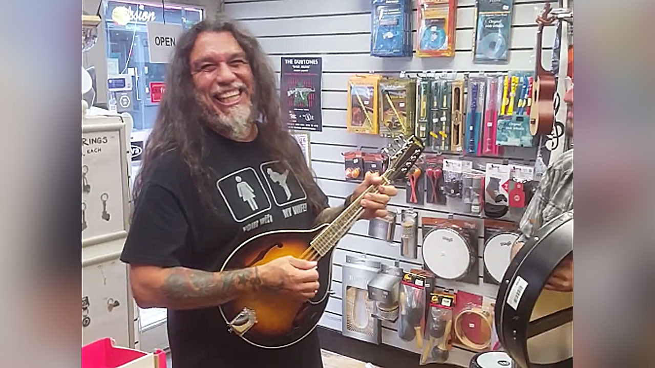 Tom Araya plays mandolin in Dublin