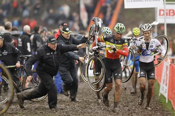 The pits were a busy place in the muddy 'cross in Niel