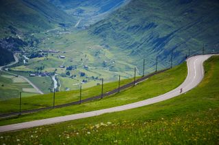 Tom Davidson de Cycling Weekly montando en el paso de Oberalp