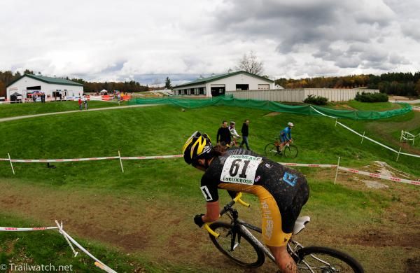 Andrea Smith (Ladies First Racing) with a small lead over Annis mid-race.