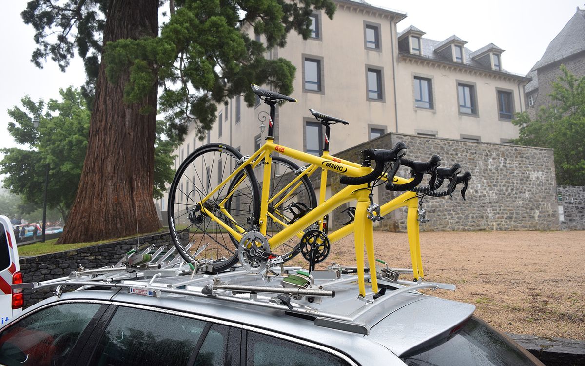 The current neutral service bikes are re-badged Canyon Aeroads in Mavic colours but these old aluminium models were on display at the start of Stage 2