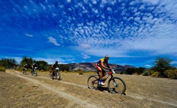 Kevin Evans leads the chase after his teammate suffered a broken chain.