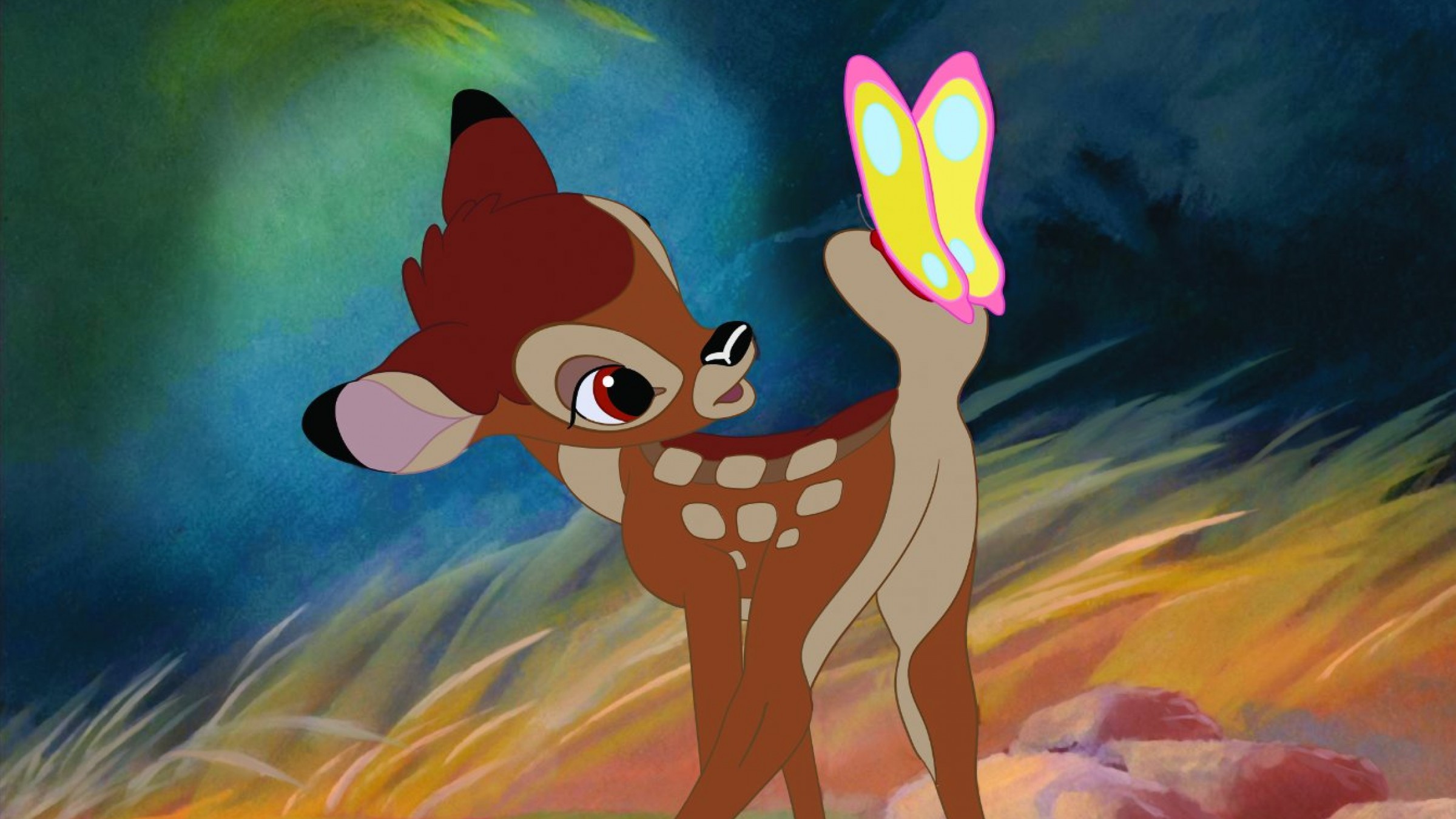 Bambi står och kollar på en fjäril som landat på svansen.