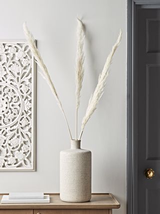 how to grow pampas grass: dried pampas grass stems in vase