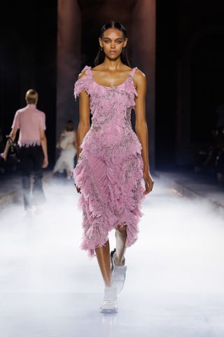 Alexander McQueen Frühling Sommer 2025 rosa Kleid