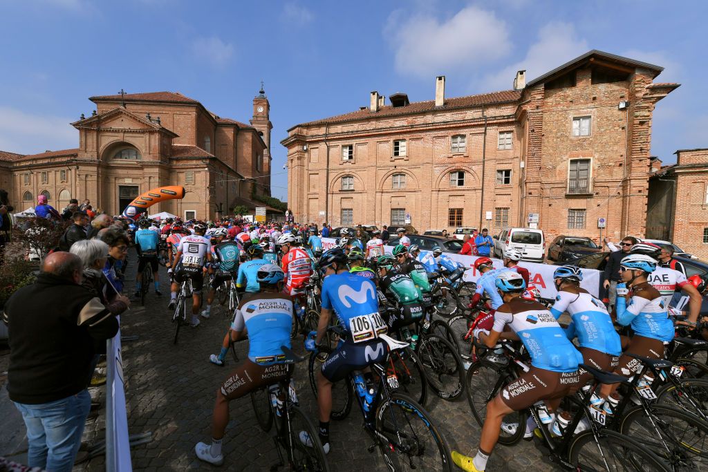 The peloton wait for the start of Gran Piemonte 2019