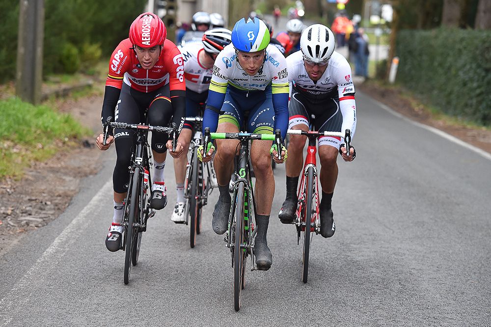 Jens Keukeleire (Orica-GreenEdge) leads a select group near the finale.