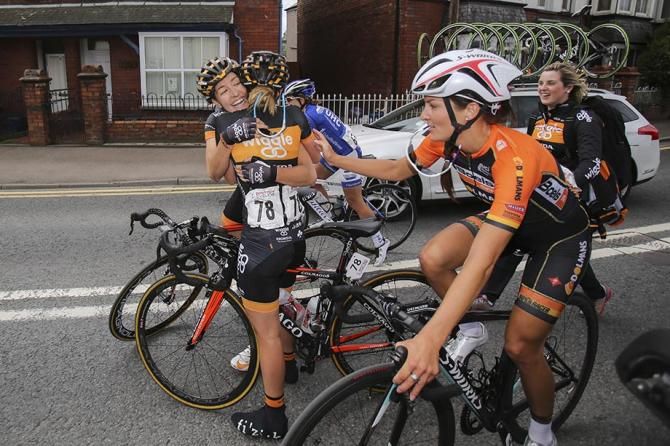 Elizabeth Armitstead , Boels Dolmans Cycling Team congratulates the Wiggle girls.