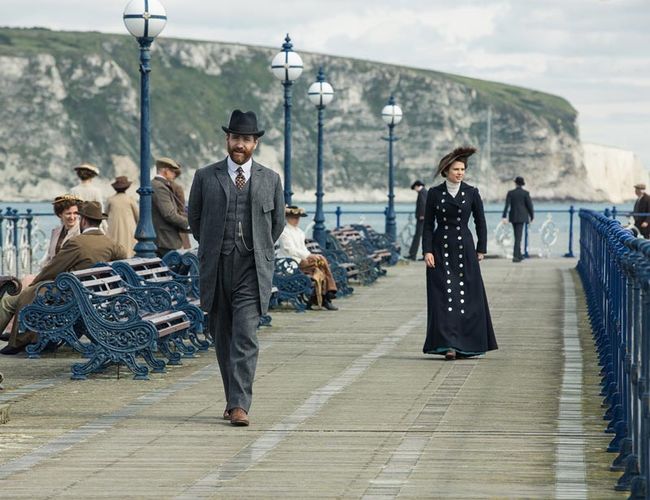 Matthew-Macfadyen-(Henry-Wilcox),-Hayley-Atwell-(Margaret-Schlegel)_Howards-End.jpg