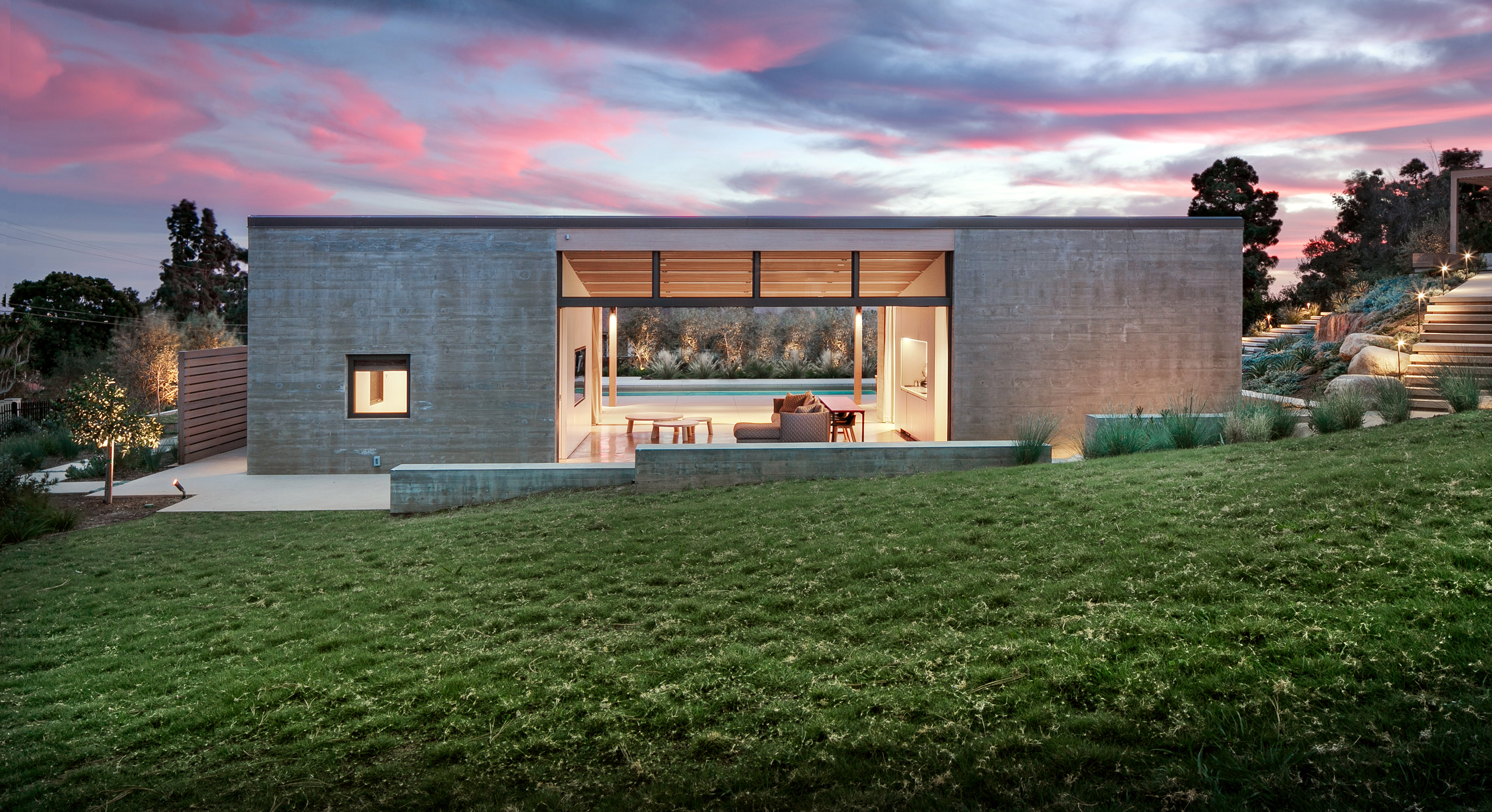 Gluckman Tang complete minimalist guest house in California.