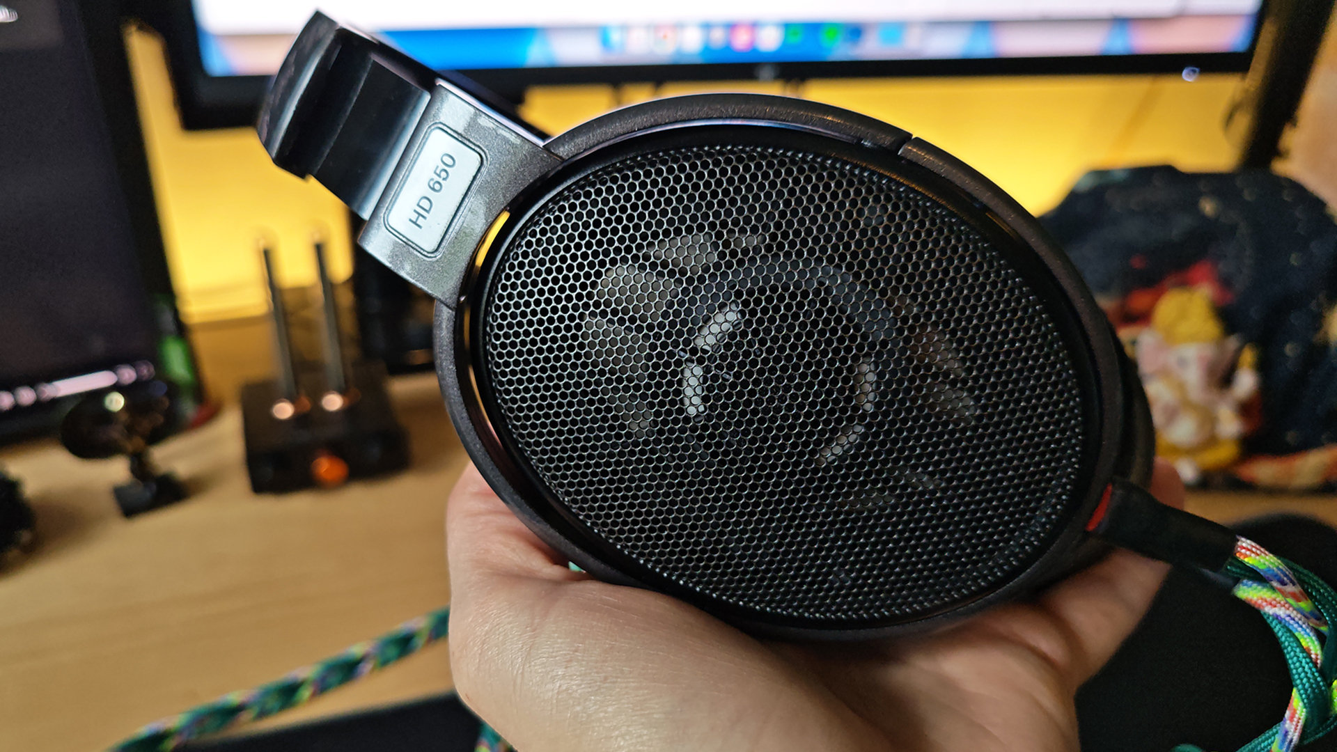 The Sennheiser HD 650 headphone on a desktop.
