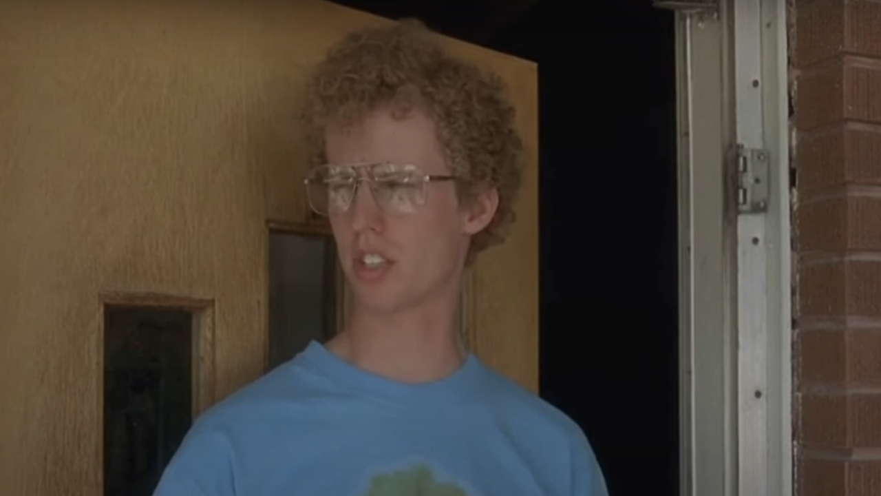 Jon Heder como Napoleón hablando con Deb en su porche en Napoleon Dynamite