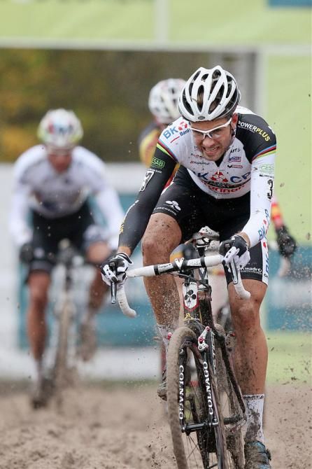 Niels Albert (BKCP-Powerplus) leads Klaas Vantornout and Sven Nys through the sand