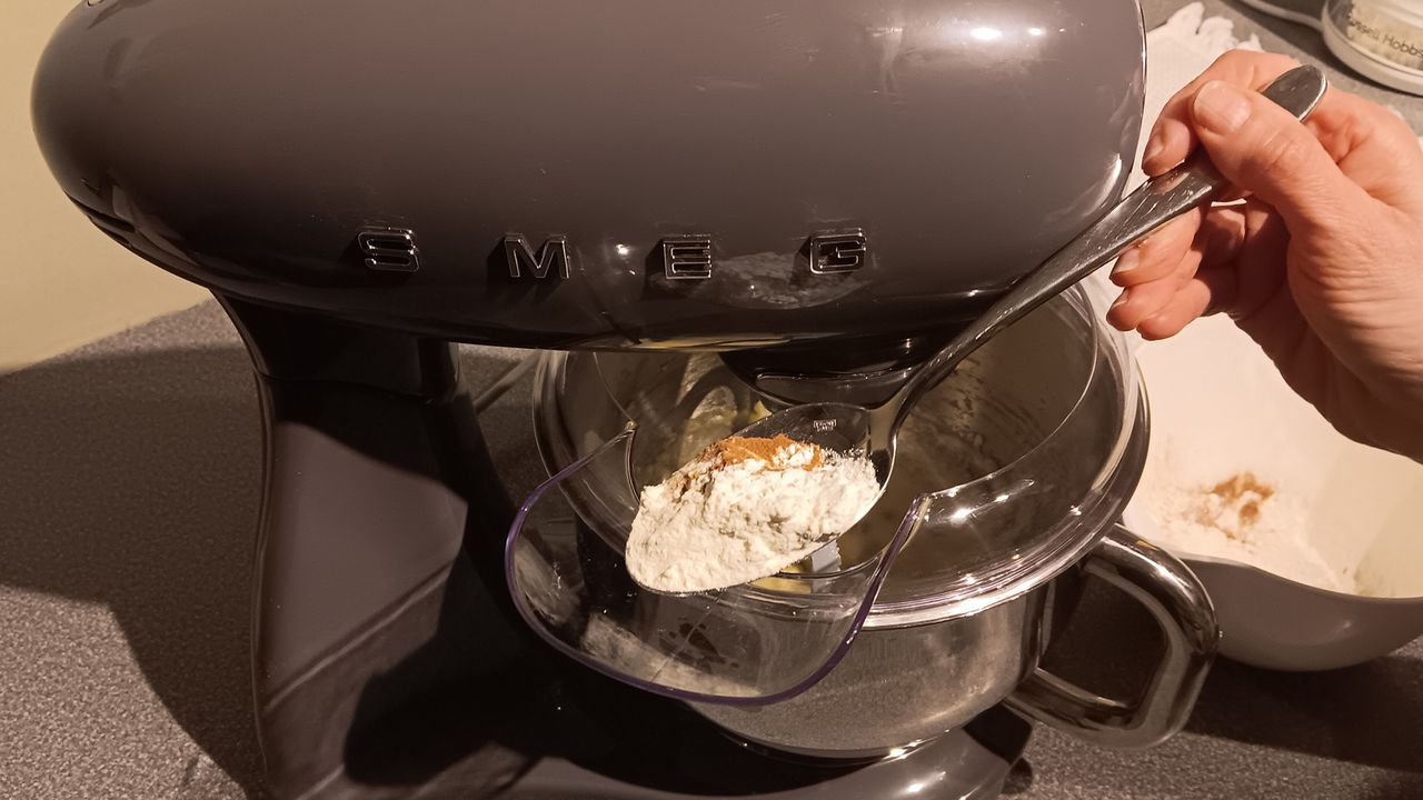 Pouring shield on Smeg standing mixer