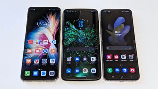 Motorola Razr 2022, Huawei P50 Pocket, Samsung Galaxy Z Flip 4 ouvert droit