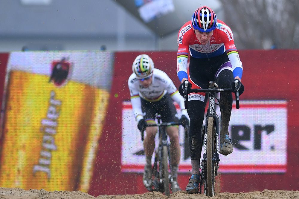 Mathieu van der Poel(Beobank-Corendon) distances rival Wout Van Aert