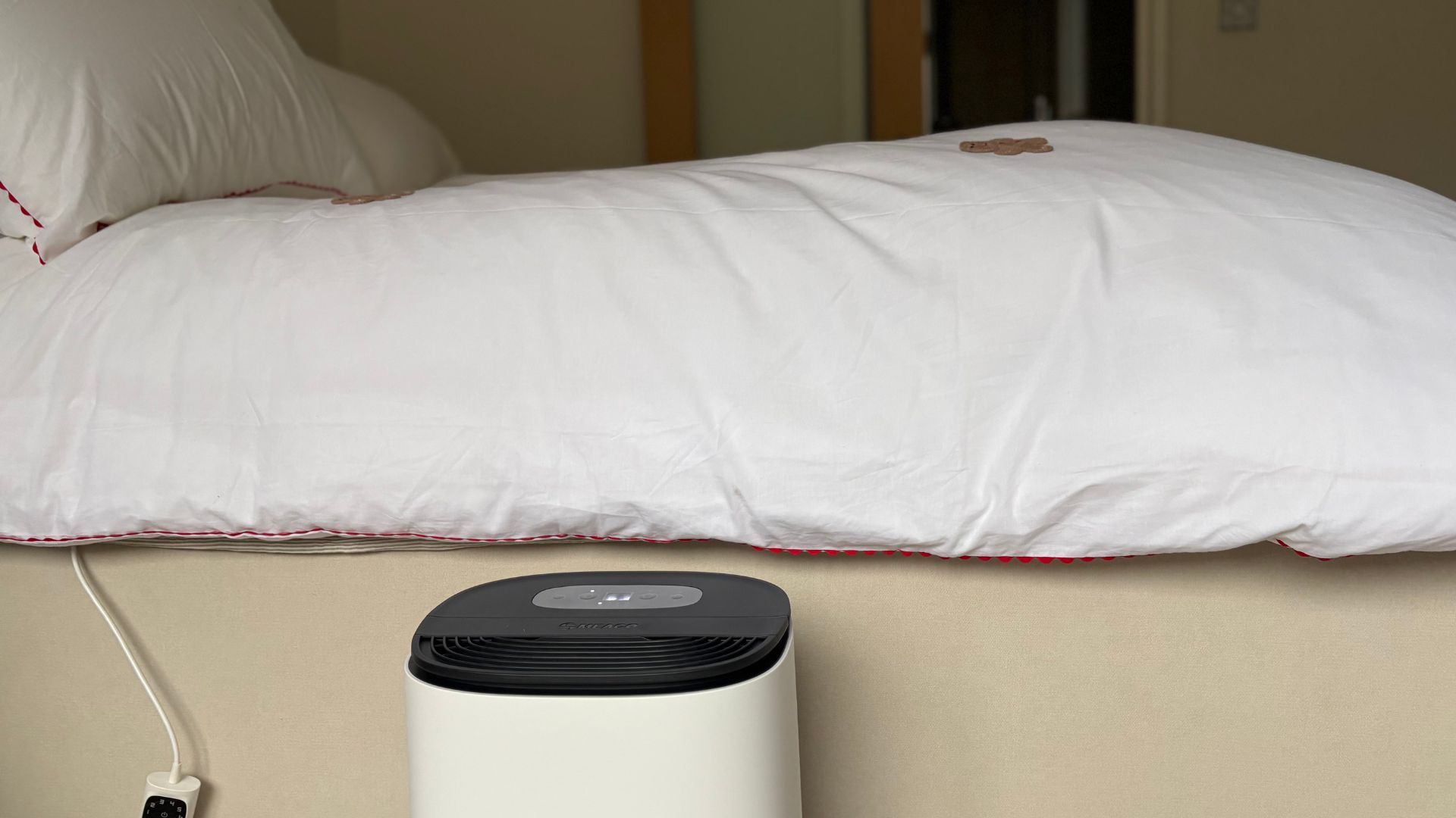 Testing the Meaco DD8L Pro Dehumidifier in the bedroom