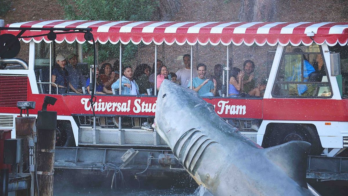 Jaws jumping out at Glamour Tram on Studio Tour