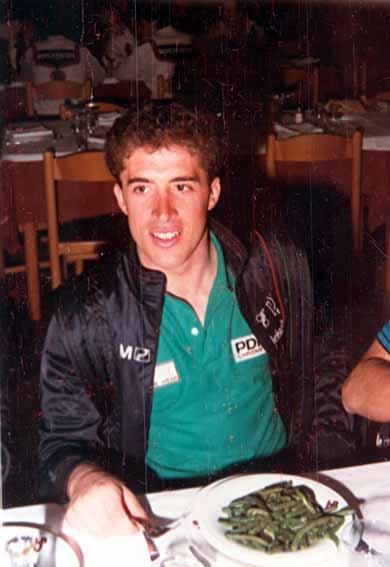 Pedro Delgado samples the cuisine at Montegiorgio in 1986.