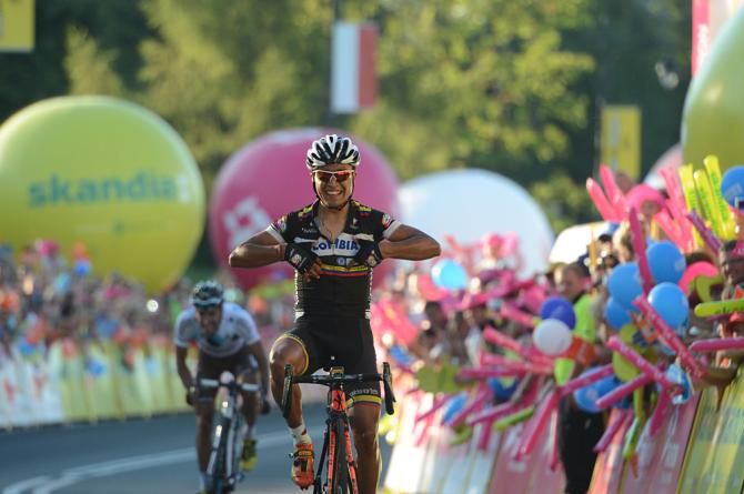 Darwin Atapuma (Colombia) got away on the final climb and held off Riblon to win stage 6