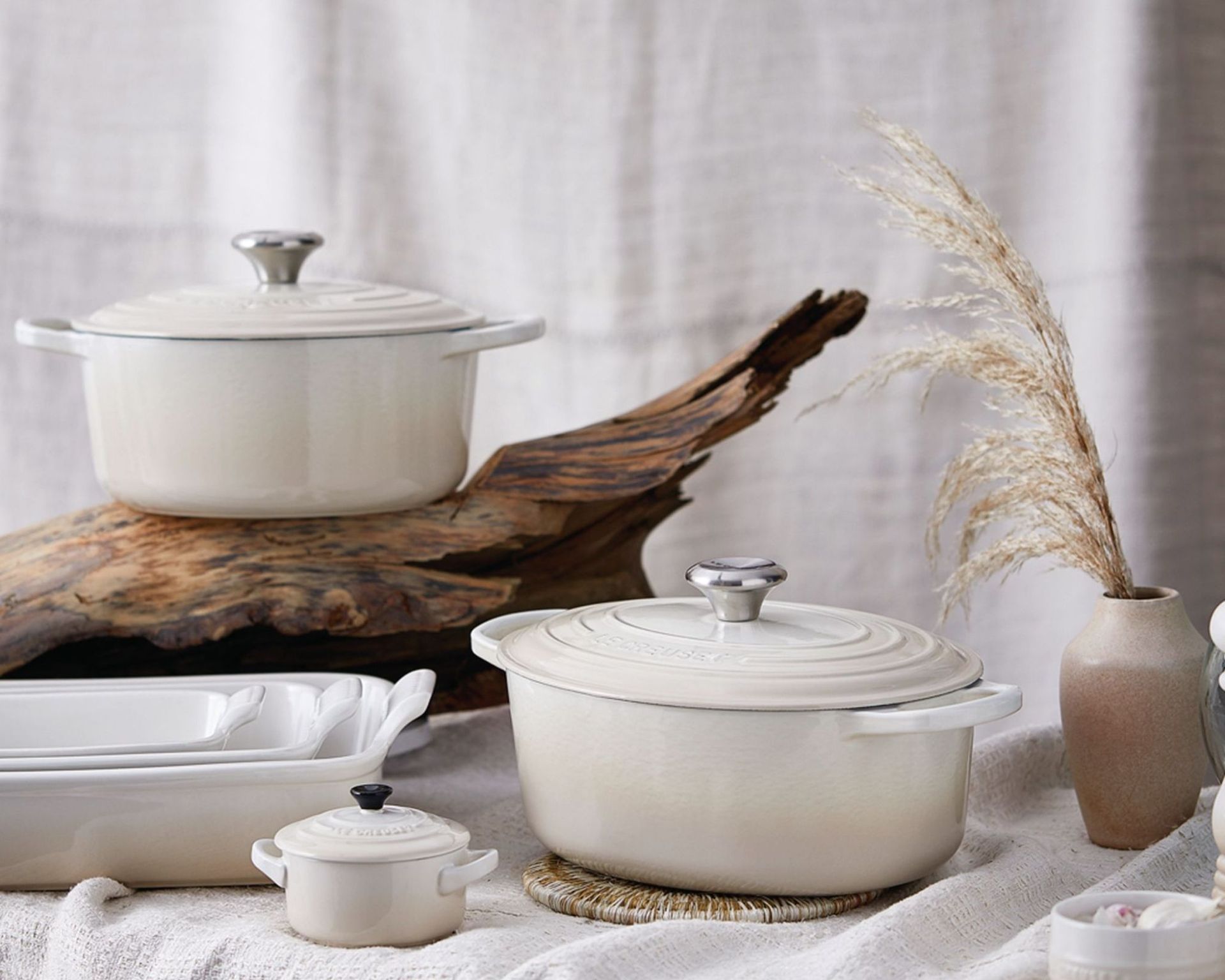 Le Creuset Signature Oval Cast Iron Casserole di Meringue bersama peralatan masak lainnya