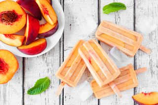 Lollies made from frozen yogurt with peaches