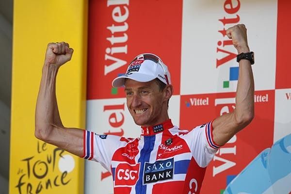 A big smile for Arvesen as he steps onto the podium after winning stage 11 in Foix.