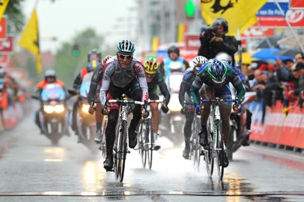 Gilbert hits the line to win over Rony Martias (Saur-Sojasun)