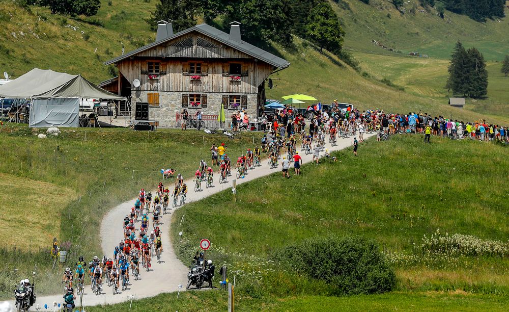 The peloton pushes through the gravel during stage 10 at the Tour de France
