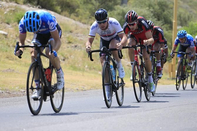 Mark Cavendish fights for the wheel.