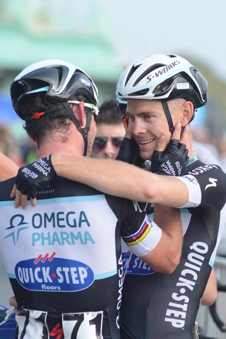 Mark Cavendish congratulates Julien Vermote