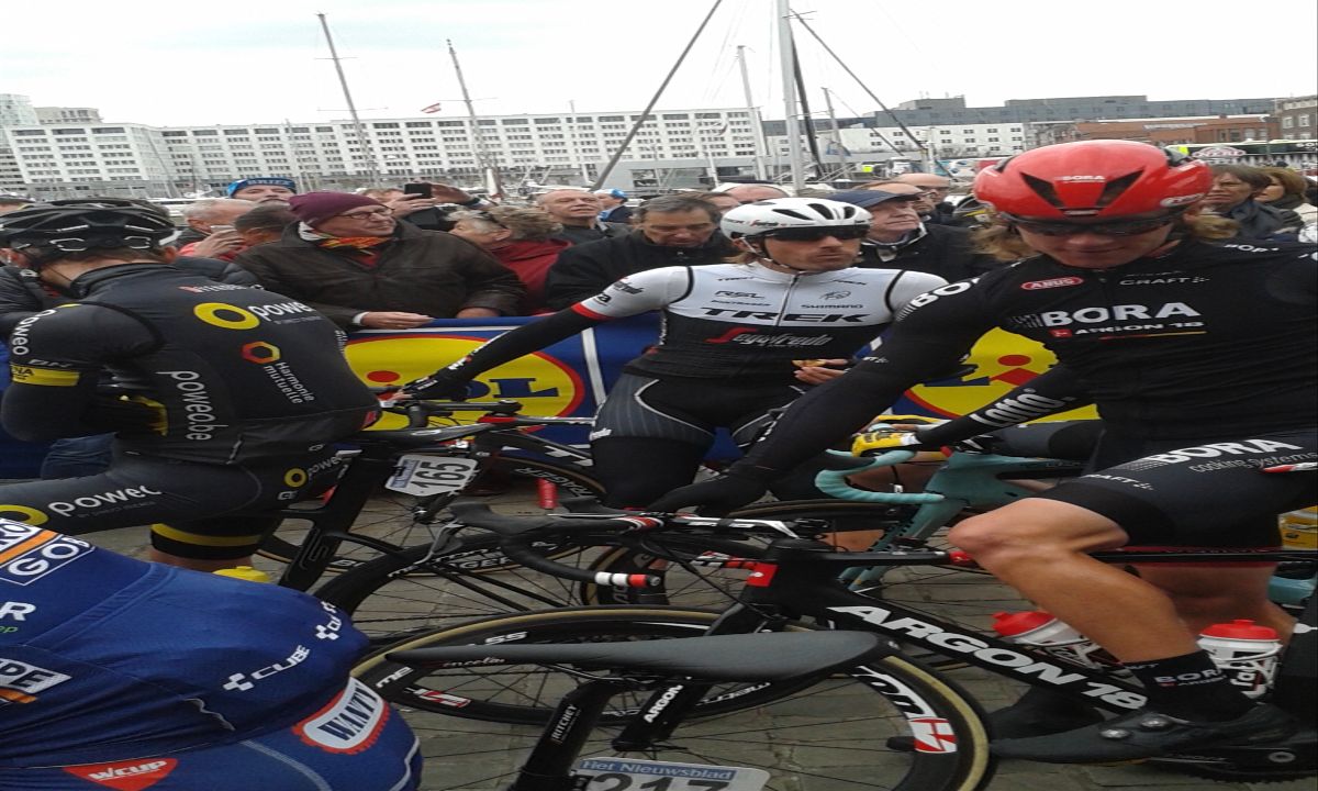 Fabian Cancellara enjoys a last-minute pre-race snack