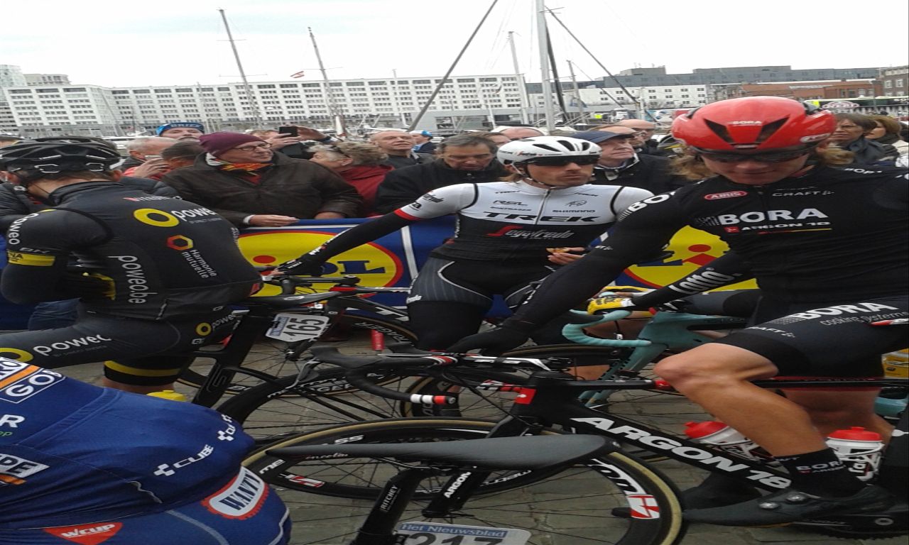 Fabian Cancellara enjoys a last-minute pre-race snack