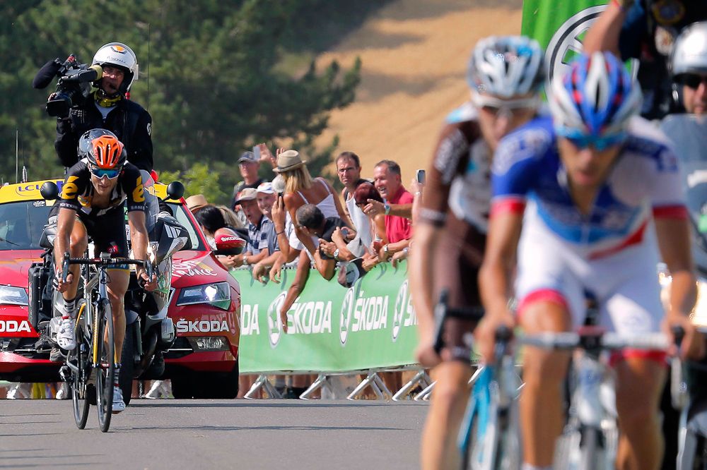 Cummings is about to catch Bardet and Pinot during stage 14.