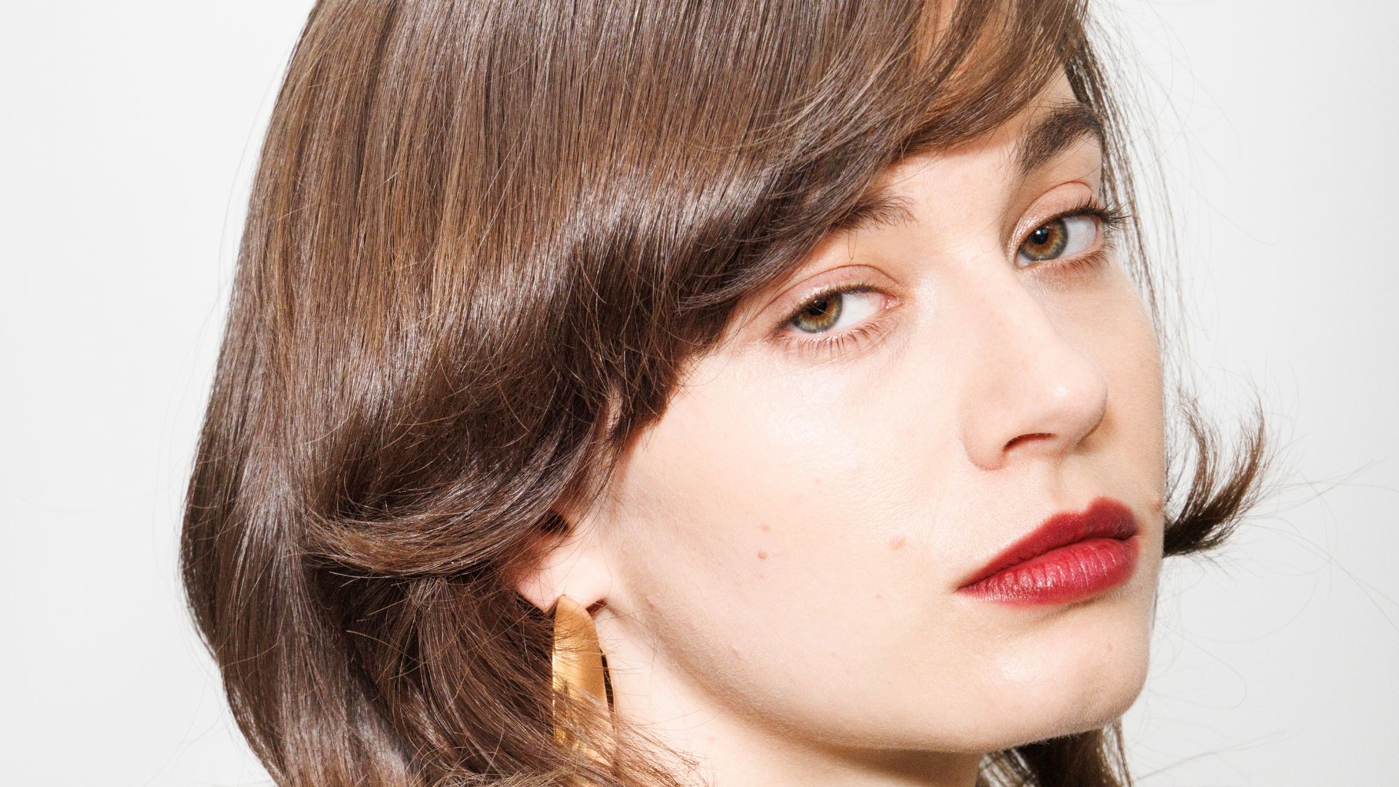 best long lasting lipstick - model backstage with red lips