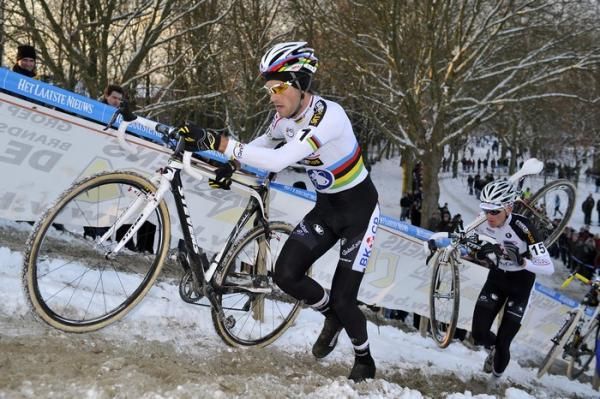 Niels Albert (BKCP - Powerplus) leads his teammate Jim Aernouts.