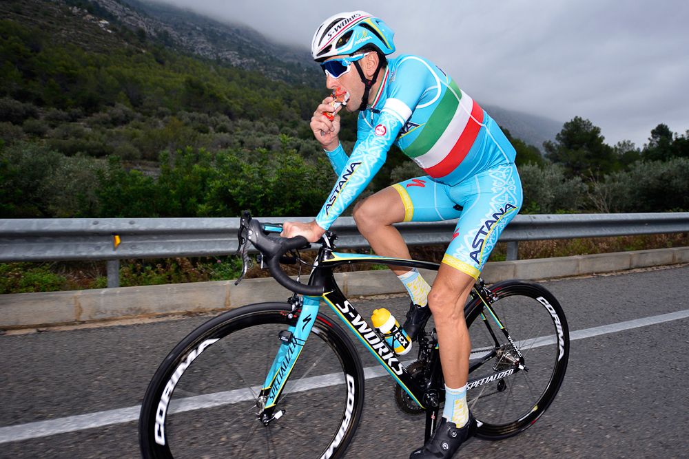 Vincenzo Nibali has a bite to eat on the ride