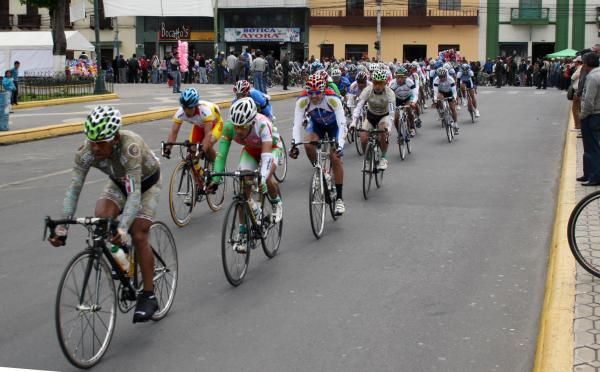 The Vuelta al Ecuador peloton