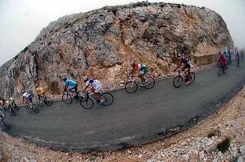 The autobus make their way up the climb.