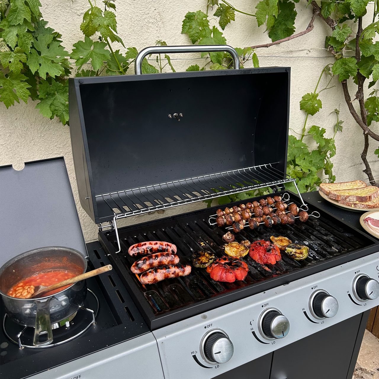 Testing the Vonhauds 4 + 1 burner gas BBQ at home