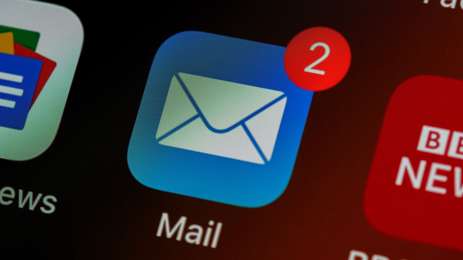 close-up ikon email iCloud di smartphone