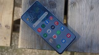 Motorola Edge, Samsung Galaxy S20 und iPhone 11 im Vergleich