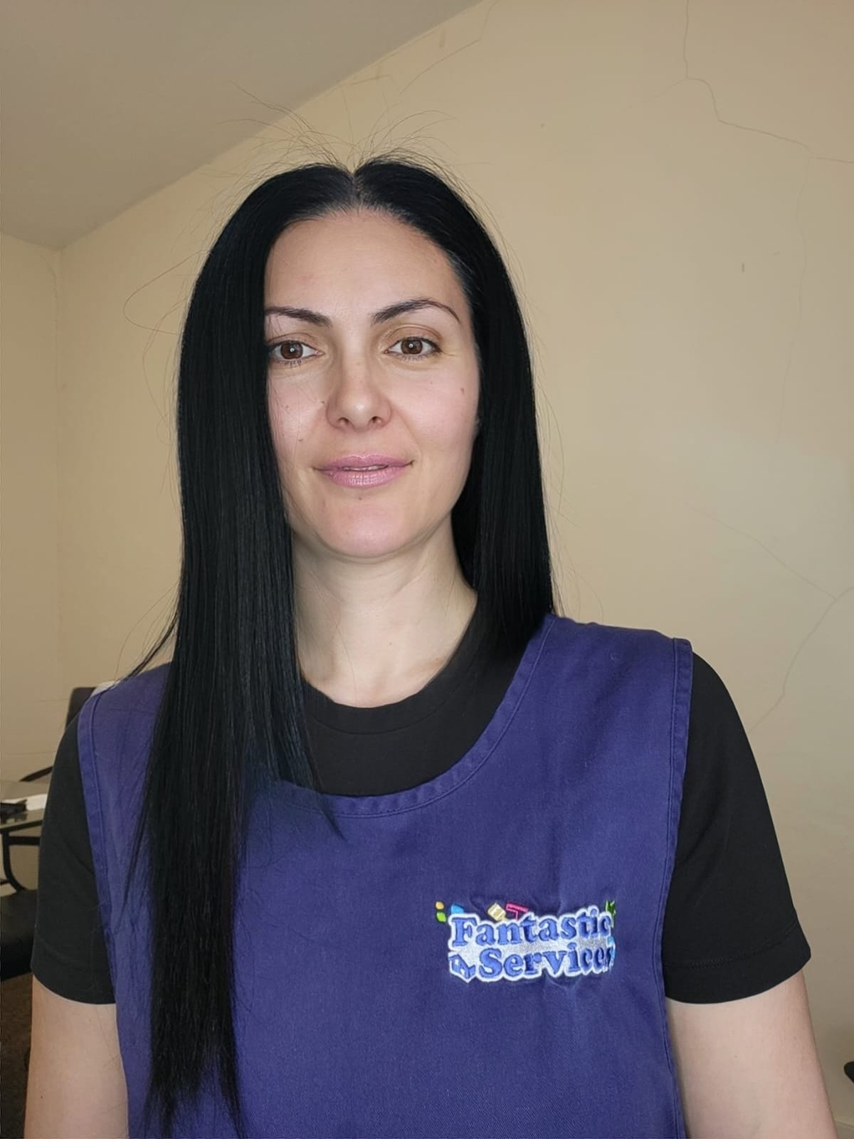 Headshot of professional cleane Petya Holevich at Fantastic Services