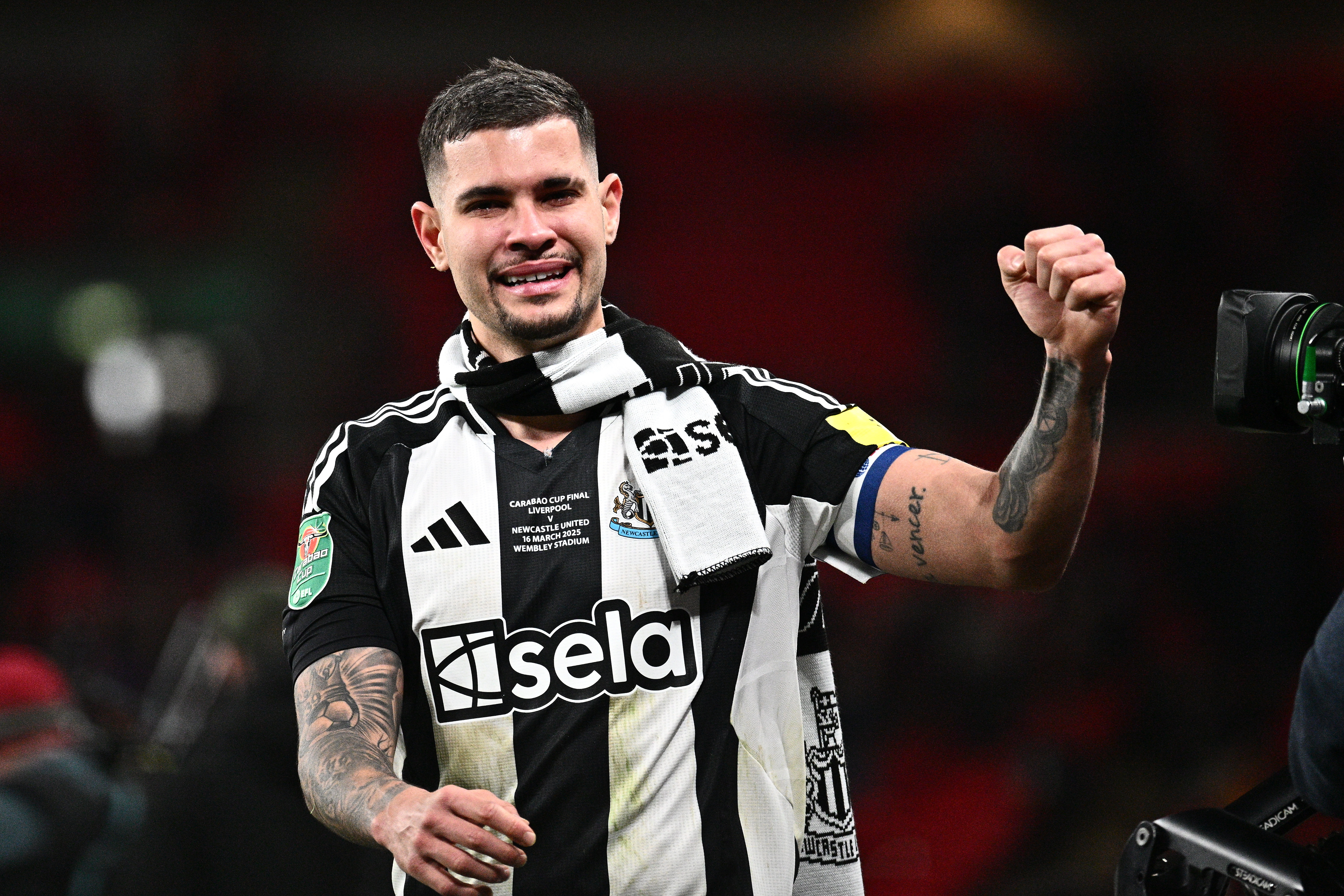 LONDON, ENGLAND - MARCH 16: Bruno Guimaraes of Newcastle United F.C. celebrates after wining the Carabao Cup Final between Liverpool and Newcastle United at Wembley Stadium on March 16, 2025 in London, England. (Photo by Sebastian Frej/MB Media/Getty Images)