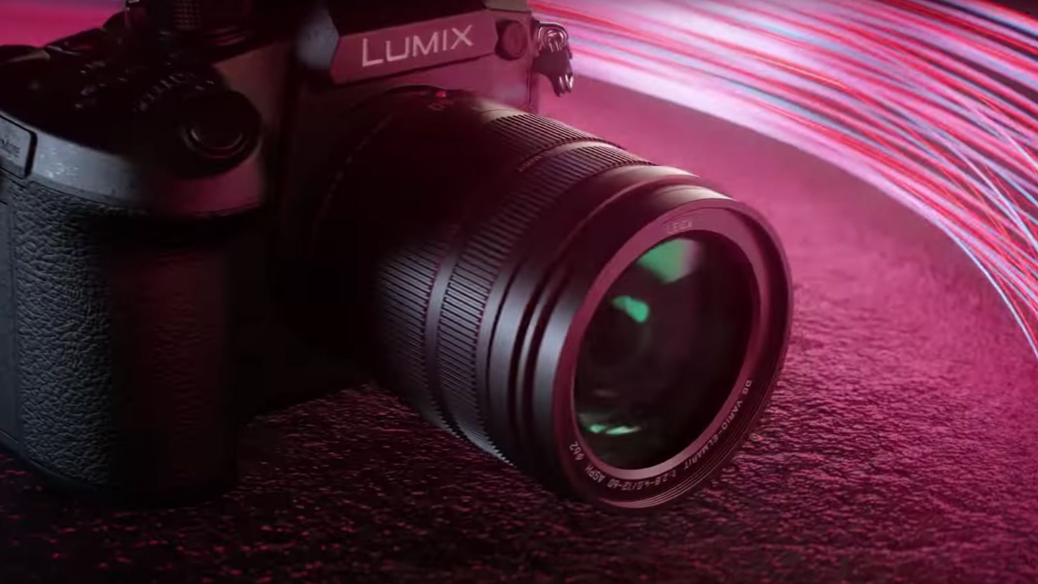 La cámara Panasonic GH6 rodeada de luz violeta