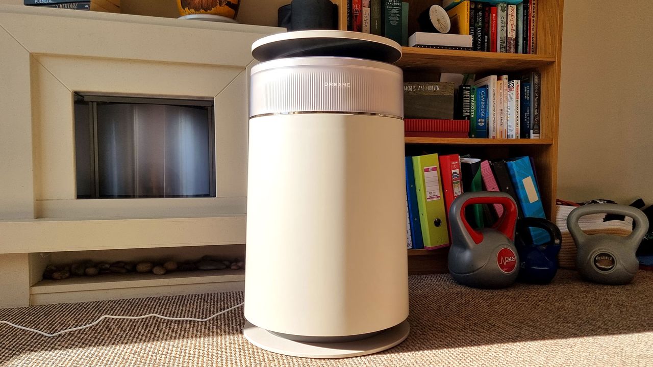 a picture of the Dreame FP10 air purifier standing in the middle of a living room
