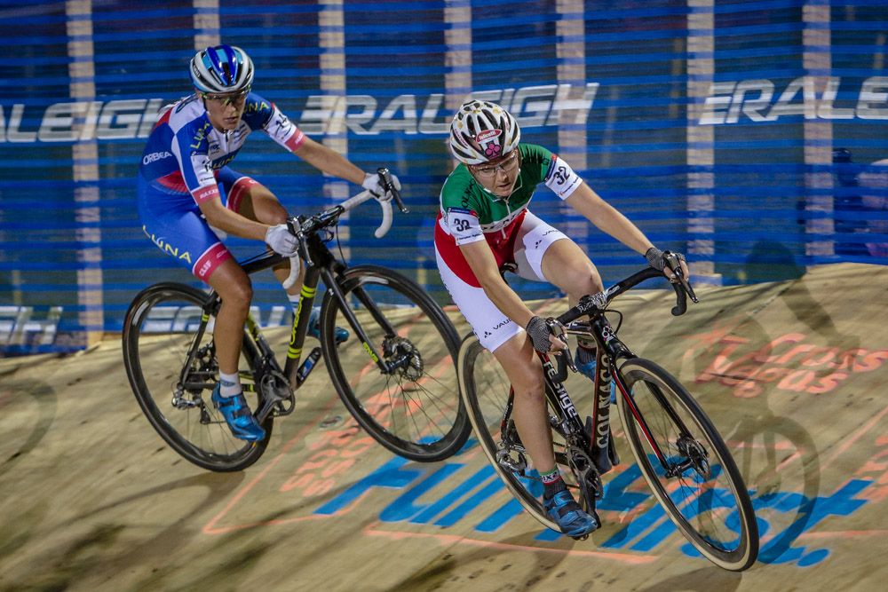 Eva Lechner (Colnago) leads Katarina Nash (Luna) early in the race