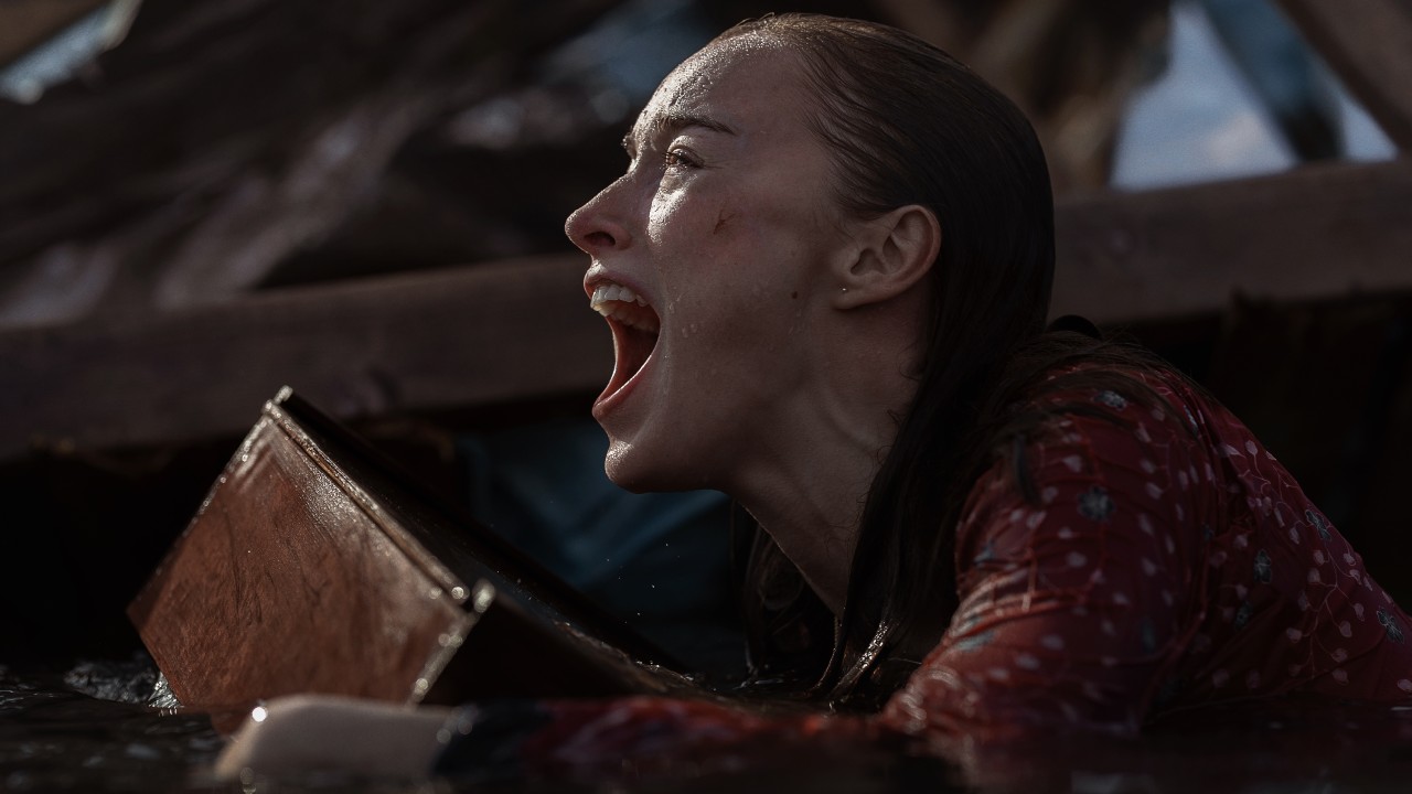 Phoebe Dynevor as Lisa in Thrash