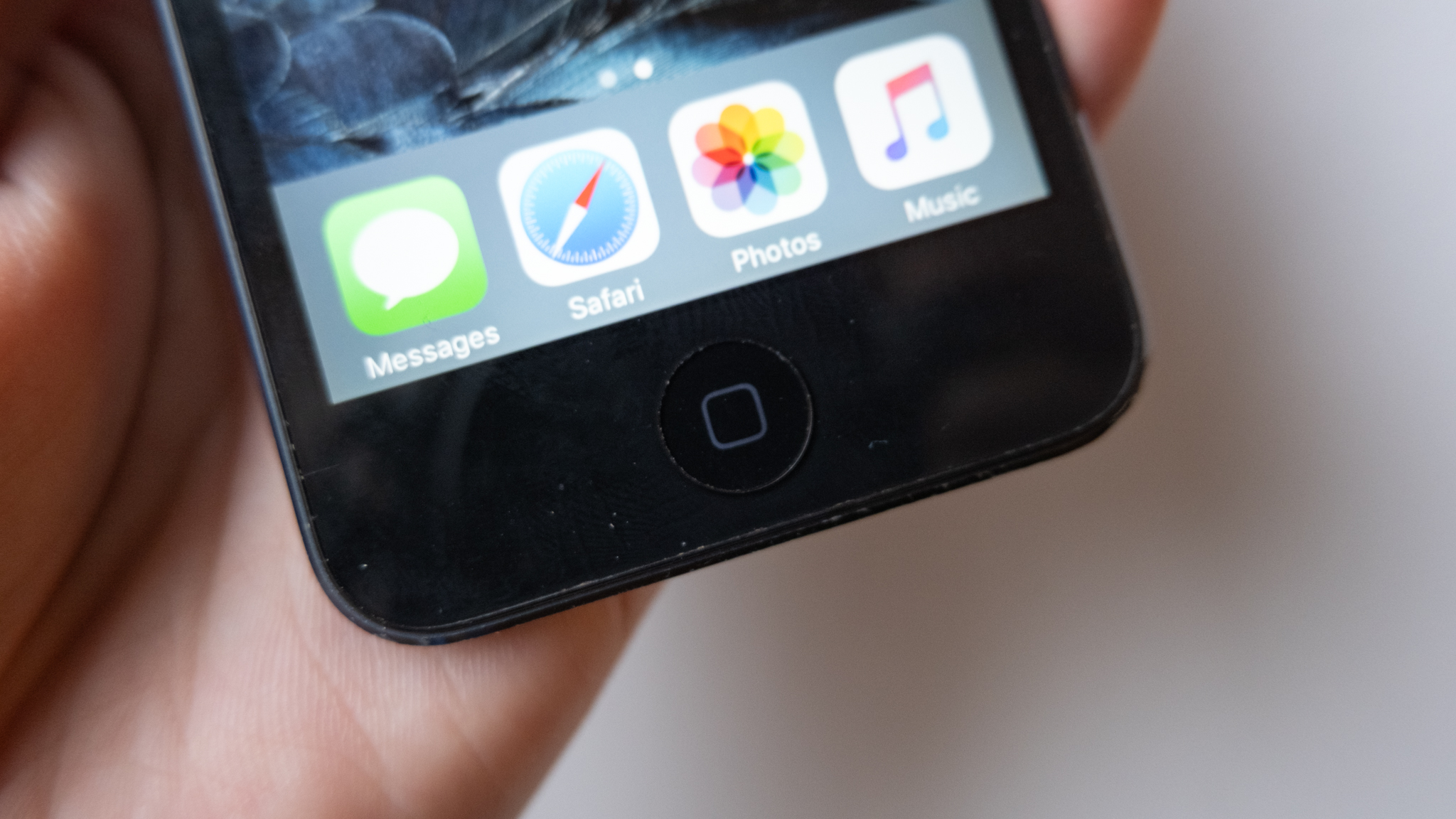 A space gray iPod Touch 6th Gen